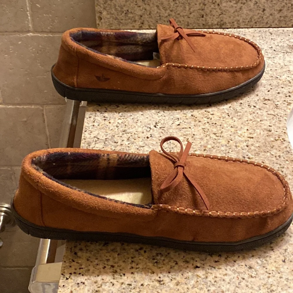 Dockers Moccasin style super comfy slippers. NWOT. Size 8/9 - Picture 2 of 4